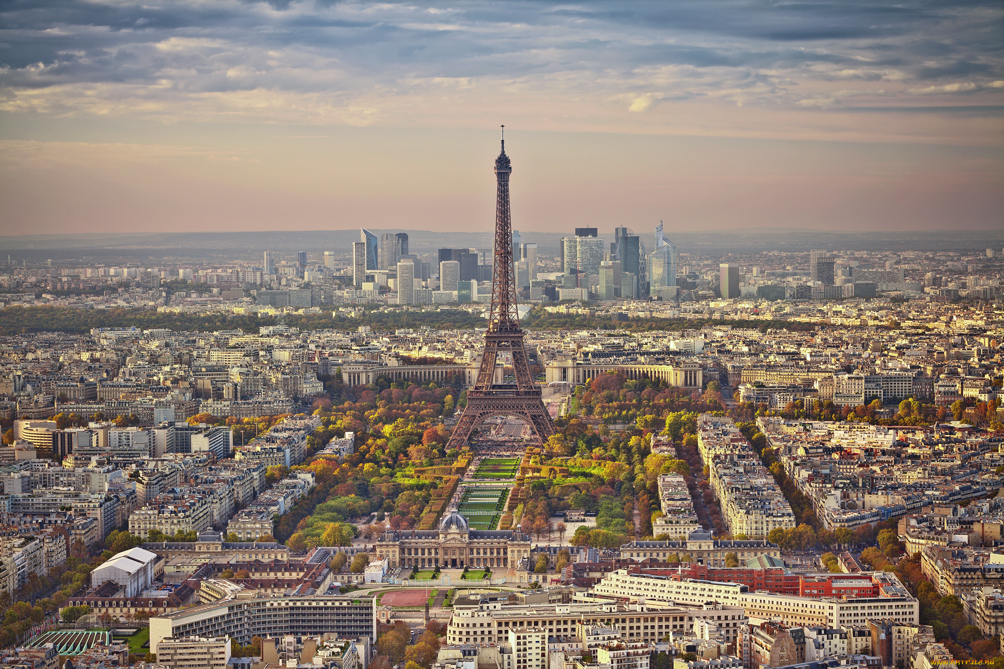 Эйфелева башня в Париже -столице Франции